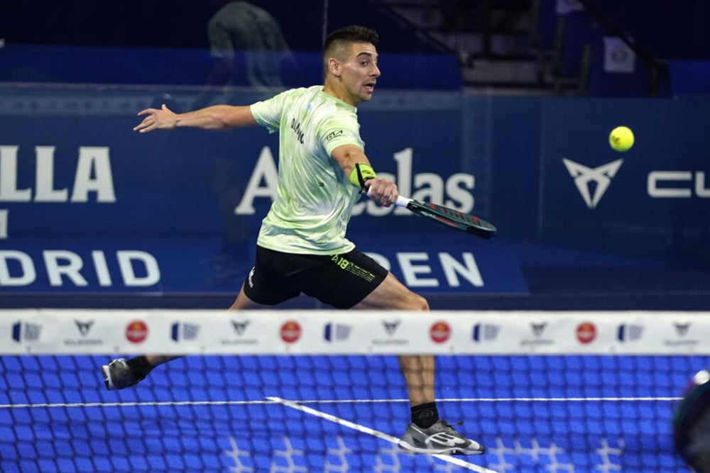 Di Nenno jouant au padel